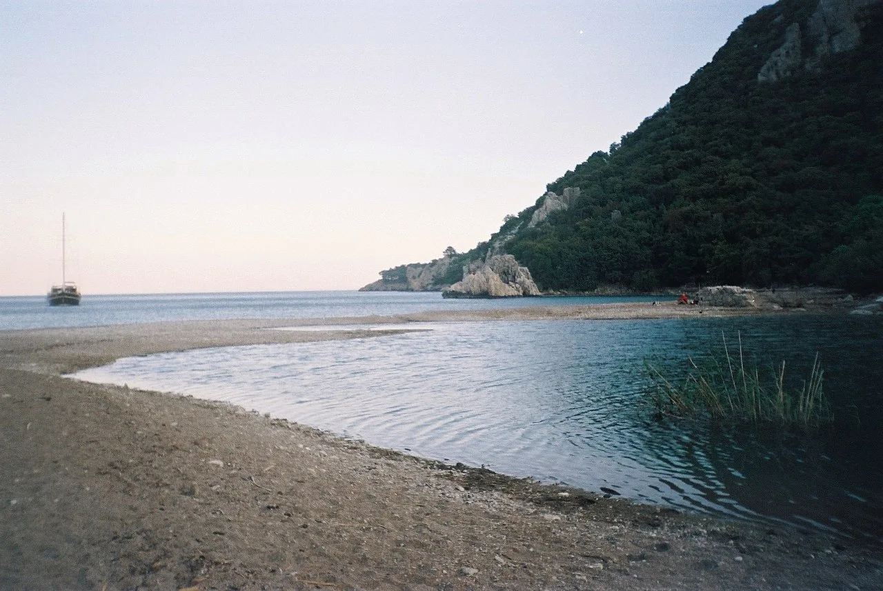 Çıralı Sahili ve Yanartaş Piknik Alanı